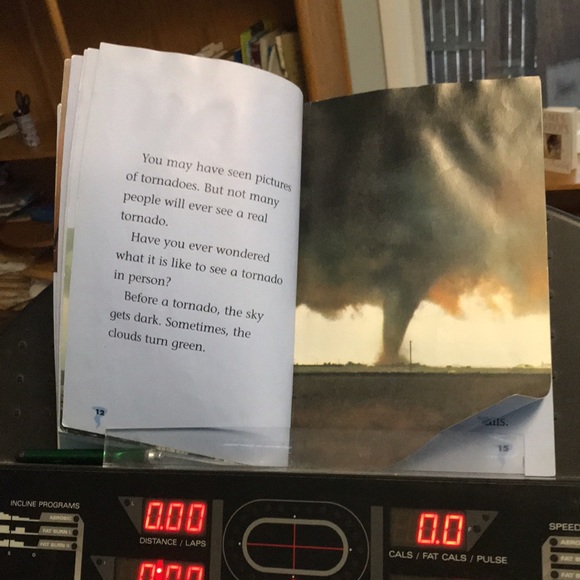 “ tornadoes” Scholastic science readers level 1 - Picture 6 of 14